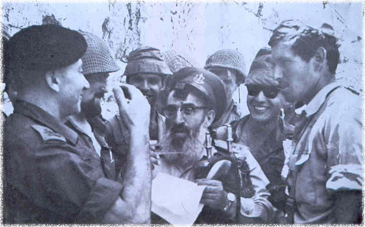 Der Oberrabbiner der israelischen Verteidigungsstreitkräfte, Schlomo Goren, Westmauer, General Uzi Narkiss, HaRav Menachem Cohen, Befreiung des Tempelbergs, 7. Juni 1967, Rabbi Yisrael Ariel, Oberrabbiner,